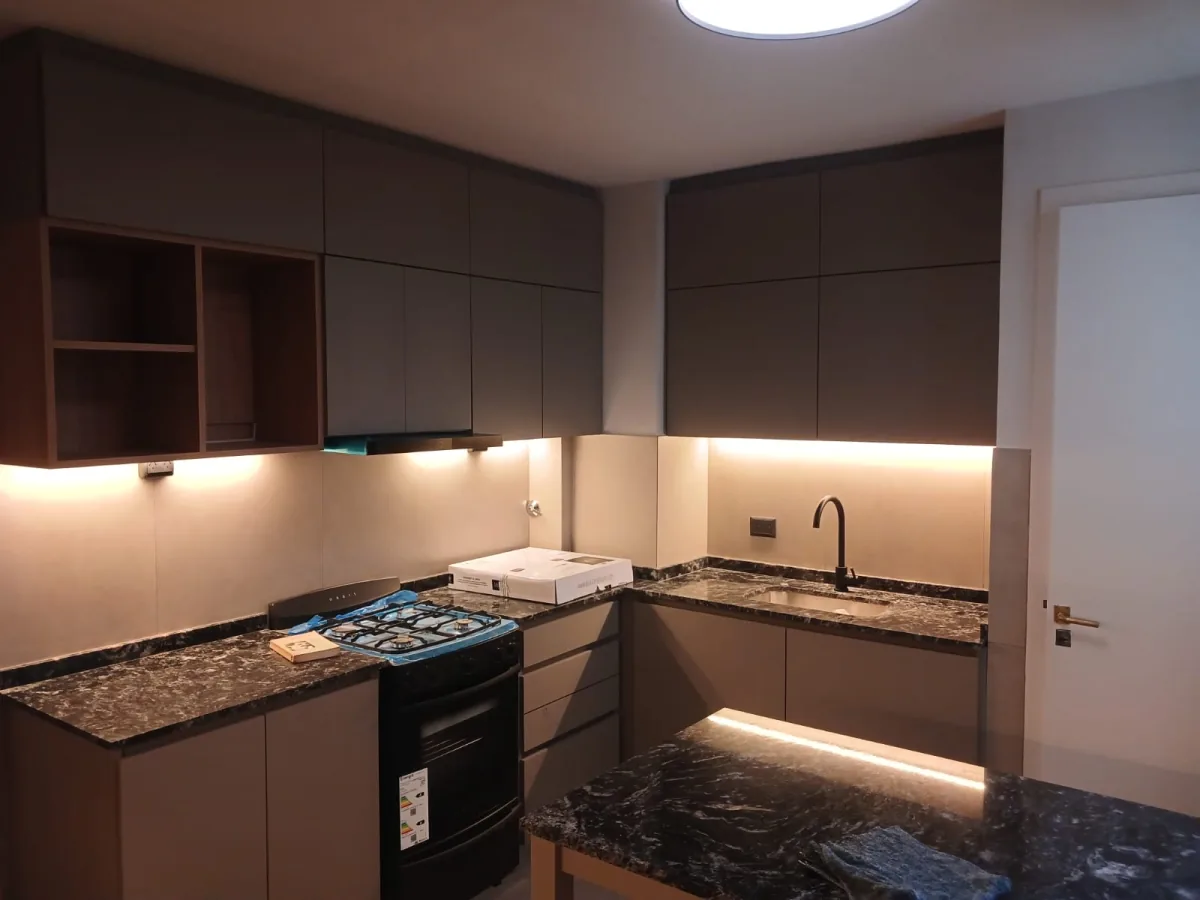 Cocina remodelada por Renová tu hogar en CABA, con muebles a medida en tono grafito, mesada de granito e iluminación LED